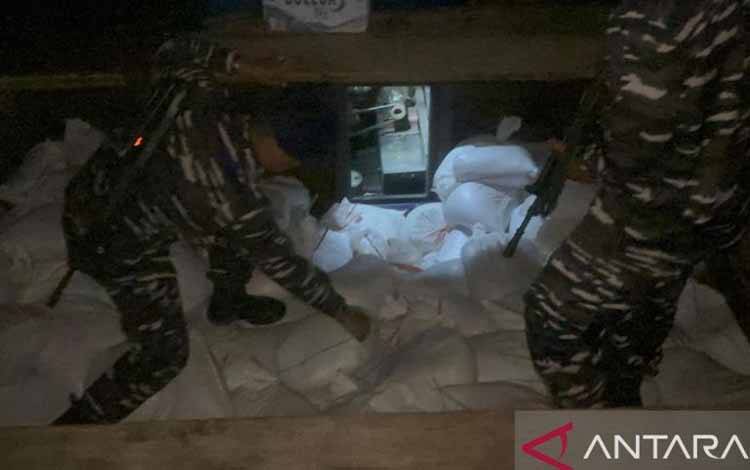 Tim Satgas TNI AL Gagalkan Penyelundupan Biji Timah Ilegal ke Malaysia