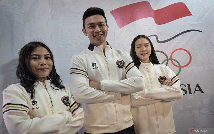 Atlet tim Indonesia untuk Asian Winter Games Harbin 2025 Dwiki Eka Ramadhan (tengah), Tasya Putri Permatasari (kiri) dan Michelle Edgina Axille (kanan) berpose usai Pengukuhan dan Pelepasan Tim Indonesia pada Asian Winter Games 2025 di Kantor Komite Olimpiade Indonesia, Jakarta, Kamis (30/1/2025). ANTARA FOTO/Fauzan/rwa. (ANTARA FOTO/FAUZAN)