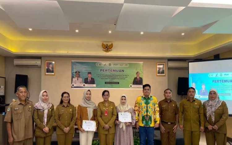 Dinkes Kapuas Beri Penghargaan Role Model Pelayanan Kefarmasian