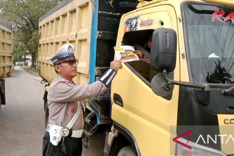 Satlantas Berikan Dikmas Lantas ke Sopir Truk di Palangka Raya