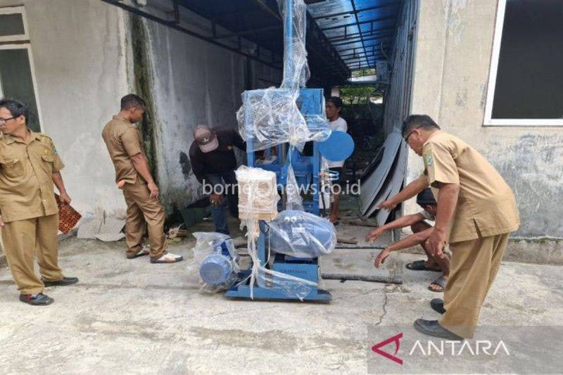 Disdagperinkop Kapuas Bantu Mesin Cetak Batako untuk Pelaku Usaha