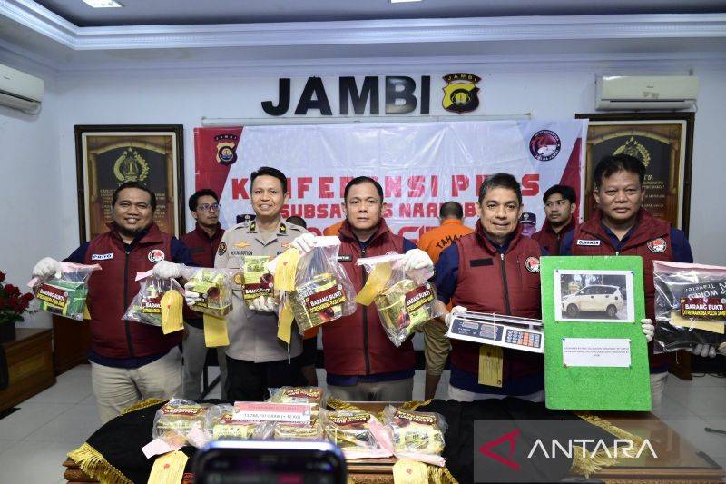 Ditresnarkoba Polda Jambi menangkap tiga kurir narkoba dengan barang bukti sabu 12 kilogram, Selasa (11/2/2025). (ANTARA/Tuyani)