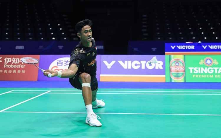 Aksi Alwi Farhan saat berhadapan dengan wakil Hong Kong Ng Ka Long dalam Kejuaraan Bulu Tangkis Beregu Campuran Asia (BAMTC) 2025 di Qingdao, China, Selasa (11/2/2025). Alwi menyumbang poin untuk Merah Putih setelah menang atas Ng Ka Long dengan skor 21-12, 18-21, 21-19. (ANTARA/HO-PBSI)