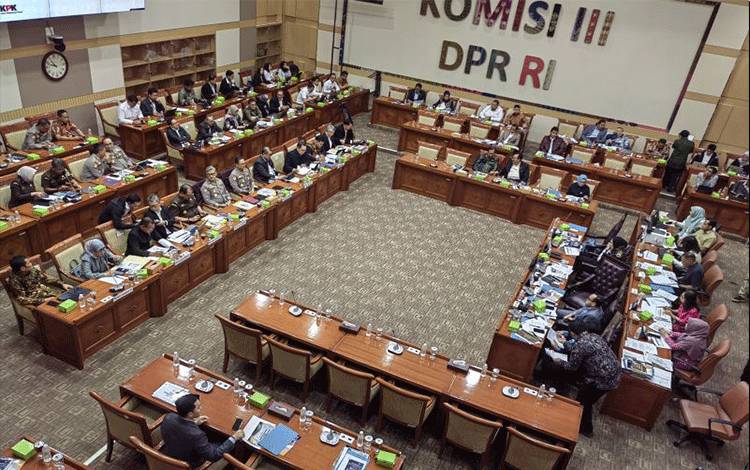 Komisi III Rapat dengan Seluruh Mitra Kerja Bahas Efisiensi Anggaran