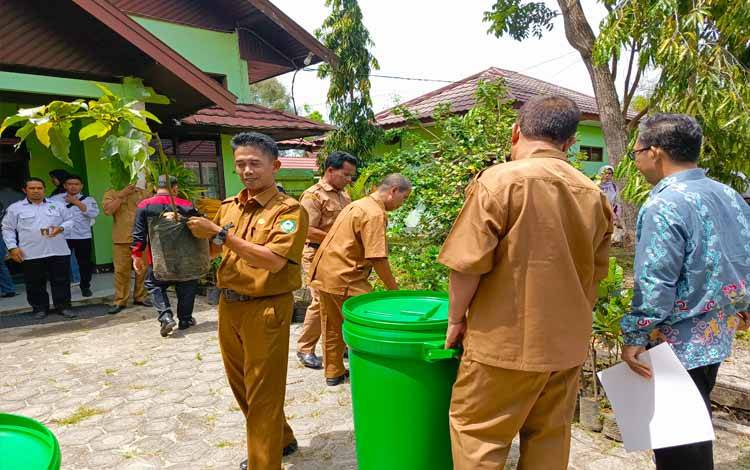 DLH Kotim Luncurkan Program Tanam Pohon Mulai Sekolah Hingga Kantor