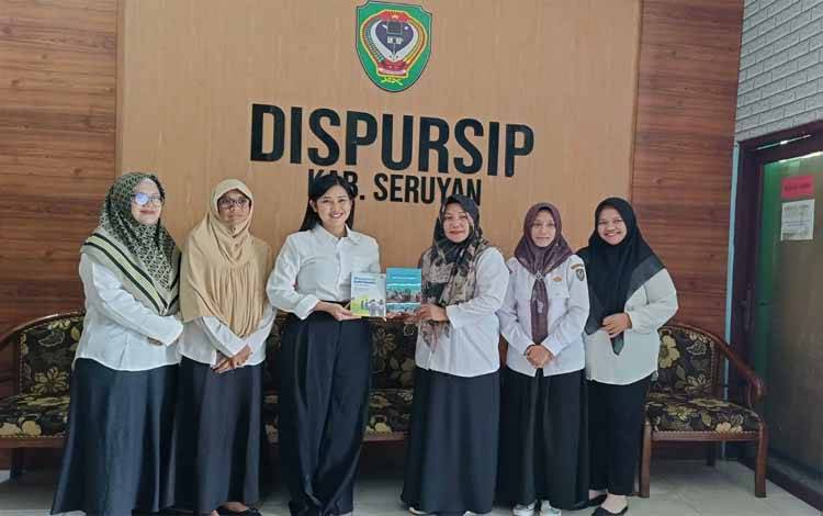 Guru SMAN 1 Kuala Pembuang Hibahkan Buku Karya Sendiri ke Perpustakaan Daerah