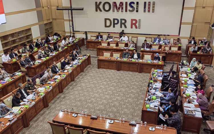 Rapat kerja Komisi III DPR RI bersama seluruh mitra kerja di kompleks parlemen, Senayan, Jakarta, Rabu (12/2/2025). ANTARA/Melalusa Susthira K.