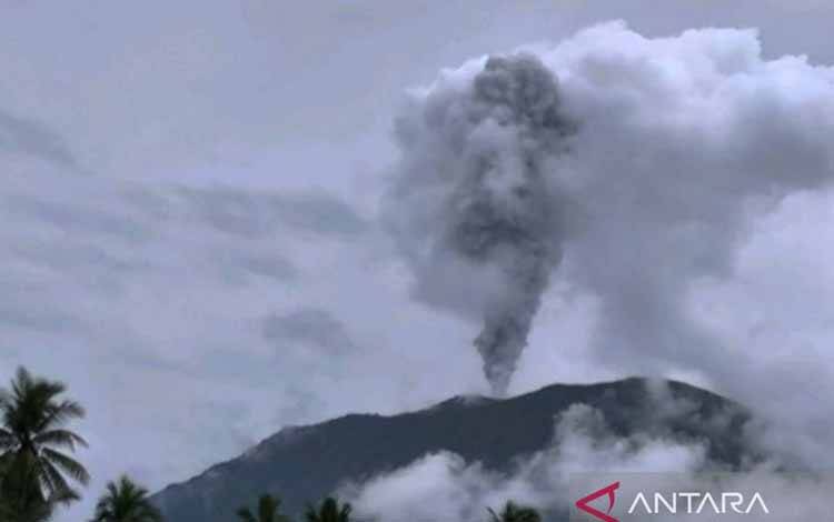 Gunung Ibu Masih Siaga setelah Erupsi Beruntun Sepanjang Rabu