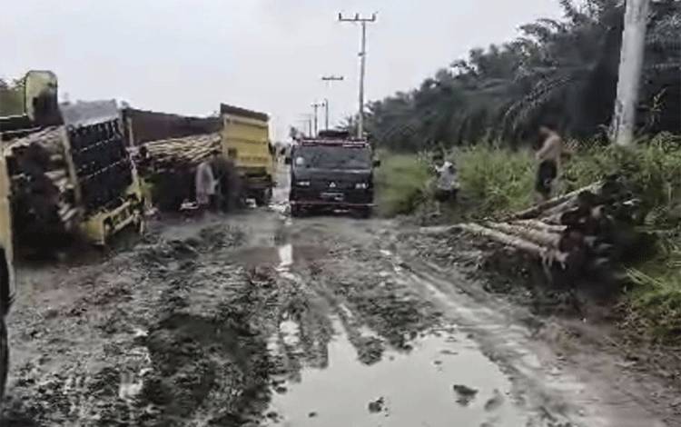 Masyarakat Keluhkan Jalan Rusak Akibat Mobilisasi Alat Berat di Maliku-Bantanan