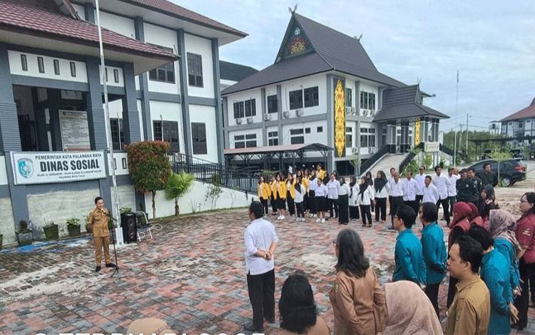 Kadinsos Palangka Raya, Riduan memimpin apel bersama jajaran. (FOTO: HUMAS)?