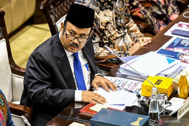 Menteri PPN/Kepala Bappenas Rachmat Pambudy memberikan paparan saat mengikuti rapat kerja bersama Komisi XI DPR di Kompleks Parlemen, Senayan, Jakarta, Selasa (12/11/2024). ANTARA FOTO/Rivan Awal Lingga/agr
