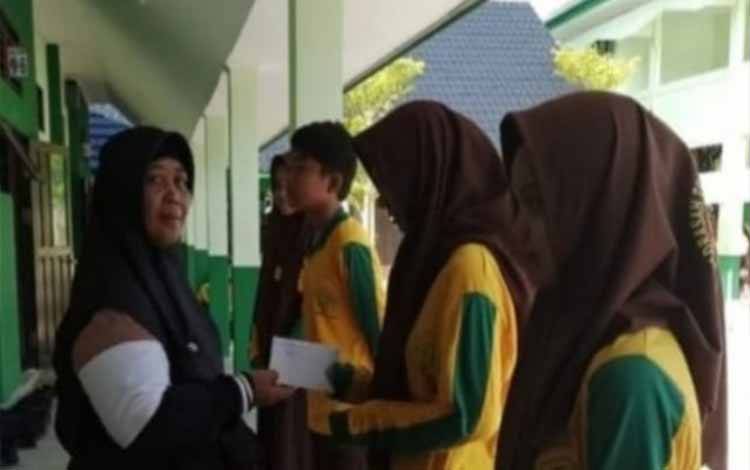 Sejumlah Peserta Didik MTsN 1 Kapuas Terima Bantuan dari UPZ Kemenag