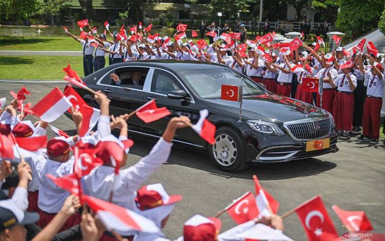 Presiden Turki Recep Tayyip Erdogan melambaikan tangan dari mobil setibanya di Istana Bogor, Bogor, Jawa Barat, Rabu (12/2/2025). Kunjungan kenegaraan Presiden Turki Recep Tayyip Erdogan ke Indonesia untuk membahas sejumlah kerja sama antara kedua negara. ANTARA FOTO/Aditya Pradana Putra/wpa/nz. (ANTARA FOTO/ADITYA PRADANA PUTRA)
