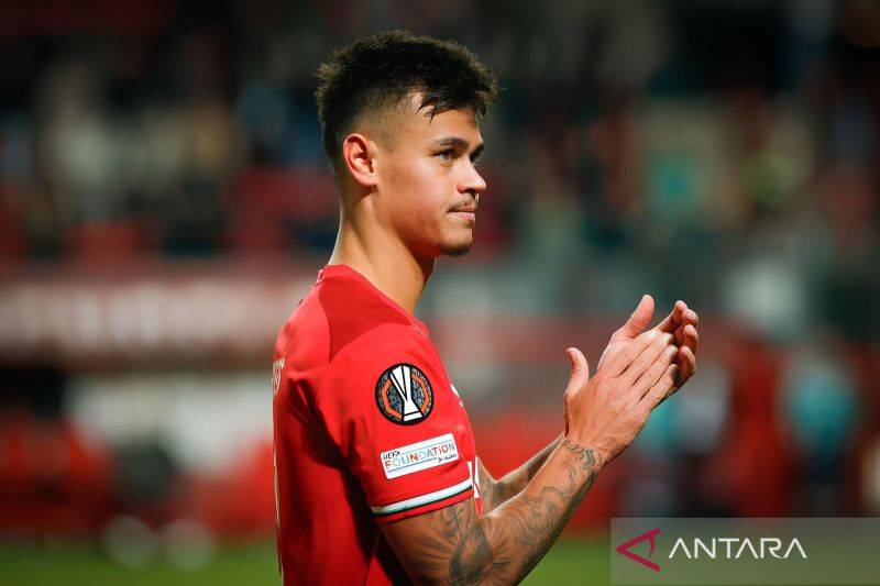 Pelatih Twente Sanjung Permainan Mees Hilgers dan Kolega