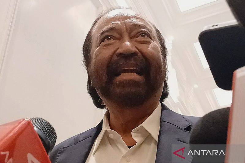 Ketua Umum Partai NasDem Surya Paloh saat memberikan keterangan kepada awak media di NasDem Tower, Jakarta, Jumat (14/2/2025). ANTARA/Narda Margaretha Sinambela