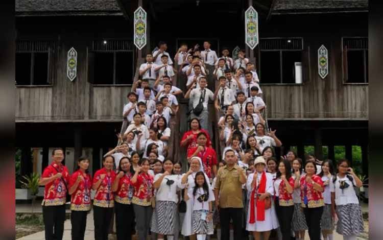 Siswa SMP Santo Paulus saat mengunjungi Rumah Betang Sei Pasah. (FOTO: IST)