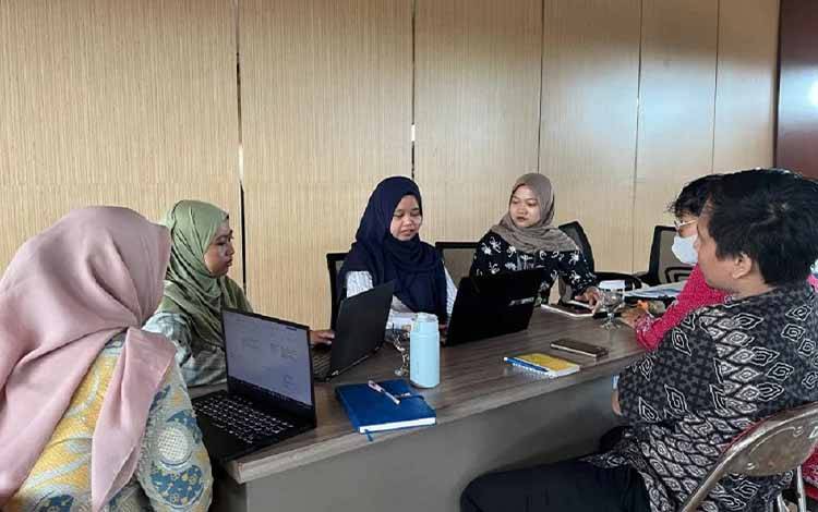 Rapat Tim Kerja Pengelola Laman dan Media Sosial Balai Bahasa Provinsi Kalimantan Tengah. (Foto: Istimewa)