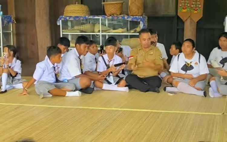 Disparbudpora Kapuas Kenalkan Rumah Betang Sei Pasah kepada Generasi Muda