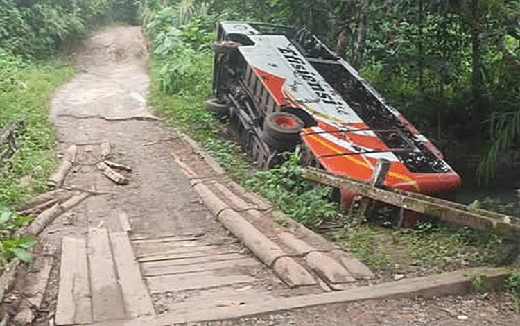 Bus Pariwisata Terguling di Sungai Wakai, Warga Hayaping Desak Perbaikan Jembatan