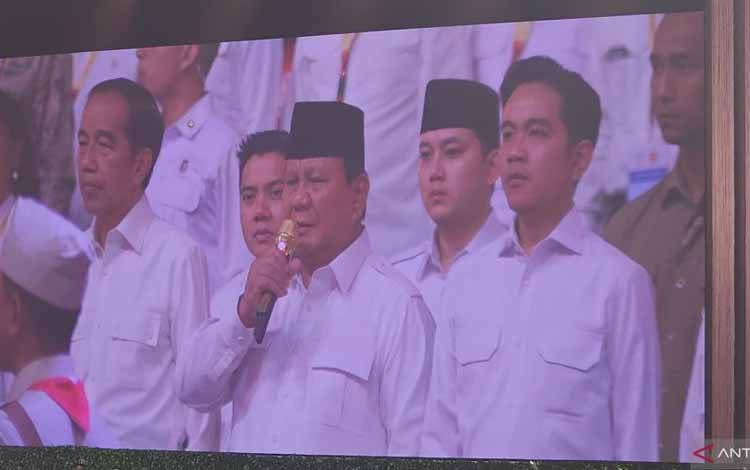 Presiden Ke-7 RI Joko Widodo, residen RI yang juga Ketua Umum Gerindra Prabowo Subianto, dan Wakil Presiden RI Gibran Rakabuming Raka berdiri berdampingan pada HUT Ke-17 Partai Gerindra di Sentul, Jawa Barat, Sabtu (15/2/2025). (ANTARA/Livia Kristianti)
