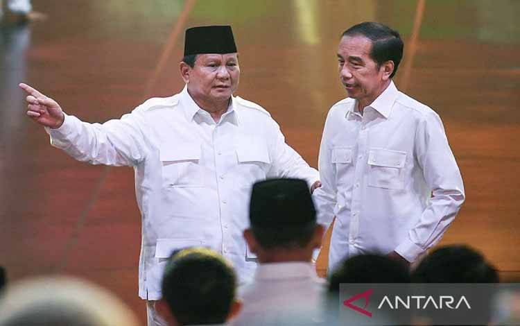 Presiden yang juga Ketua Umum Partai Gerindra Prabowo Subianto (kiri) berbincang dengan Presiden Ke-7 Joko Widodo saat perayaan HUT Ke-17 Partai Gerindra di Sentul International Convention Center, Bogor, Jawa Barat, Sabtu (15/2/2025). ANTARA FOTO/Hafidz Mubarak A/agr/aa.