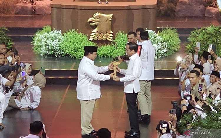 Prabowo Beri Keris kepada Jokowi sebagai Bukti Persahabatan Erat