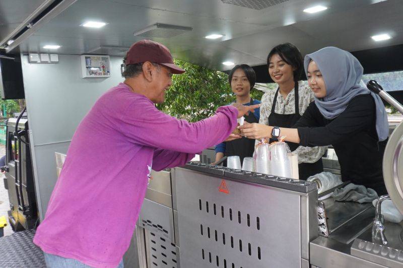 Polda Kalteng Bagikan Makanan Gratis ke Masyarakat di Palangka Raya