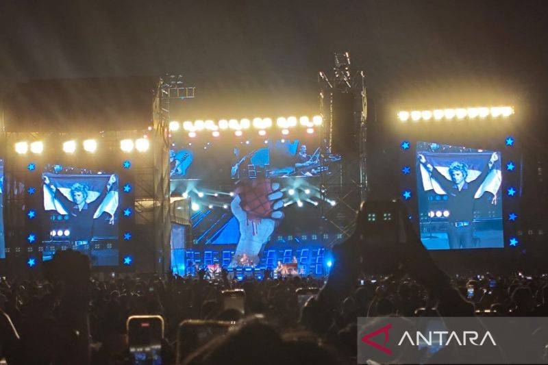 Vokalis Green Day Cium Bendera Merah Putih Saat Konser di Jakarta