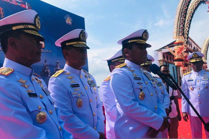 Kepala Staf Angkatan Laut Laksamana TNI Muhammad Ali memberikan keterangan kepada wartawan terkait latihan 5th Multilateral Naval Exercise Komodo 2025 (MNEK) di Pelabuhan Benoa, Bali, Minggu (16/2/2025). ANTARA/Rolandus Nampu