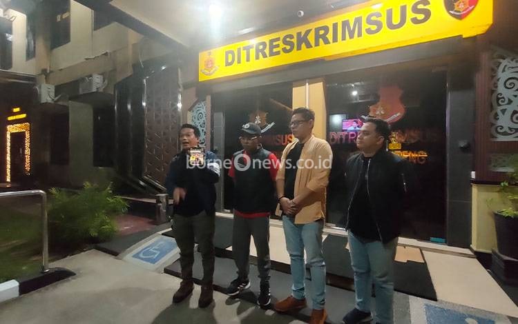 Muhammad Asary saat didampingi kuasa hukumnya di depan kantor Ditreskrimsus Polda Kalteng (Foto : PATHUR)