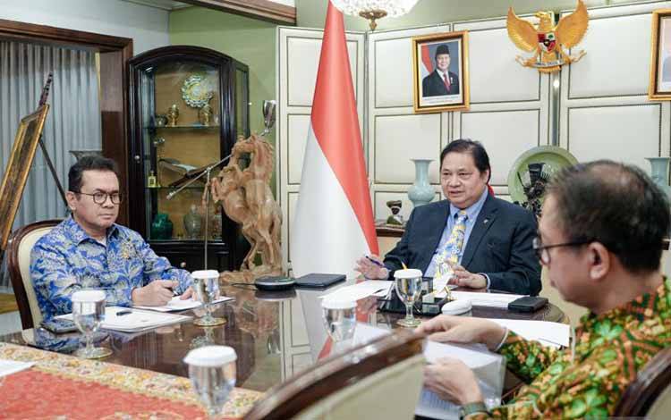 Menteri Koordinator Bidang Perekonomian Airlangga Hartarto bertemu secara virtual dengan Komisioner Perdagangan Uni Eropa Maros Sefcovic untuk menyamakan persepsi dalam rangka mempercepat penyelesaian perundingan Indonesia-European Union Comprehensive Economic Partnership Agreement (I-EU CEPA), Jumat (14/2/2025). (ANTARA/HO-Kementerian Koordinator Bidang Perekonomian)