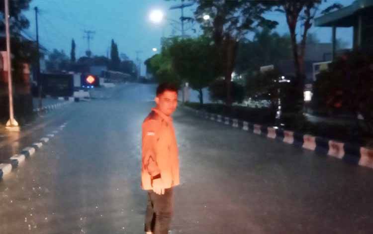 Anggota TR CPB BPBD Barut Lakukan Patroli Antisipasi Banjir, Jalan Aman Dilewati