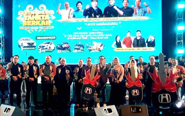 Syarbani Zapar Terima Hadiah Mobil Honda Brio di Gebyar Undian Taheta Berkah Bank Kalteng