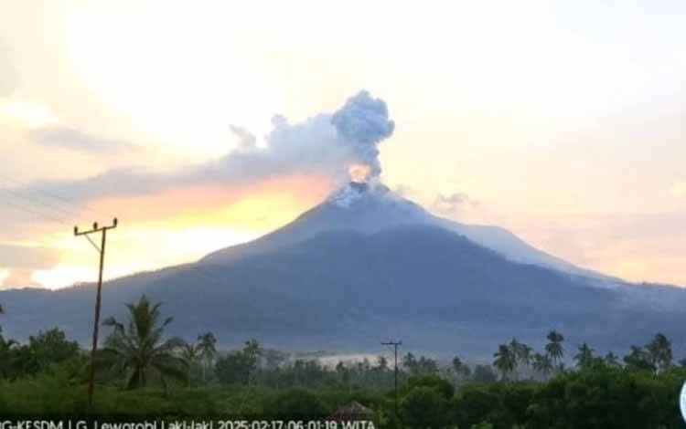 Gunung Lewotobi Laki-laki Lontarkan Abu Setinggi 900 Meter