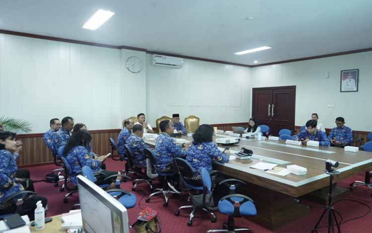 Sahli Gubernur Kalteng Bidang Ekonomi, Keuangan dan Pembangunan Yuas Elko saat menghadiri secara virtual Rapat Koordinasi Pengendalian Inflasi Tahun 2025. (FOTO:ARIF)
