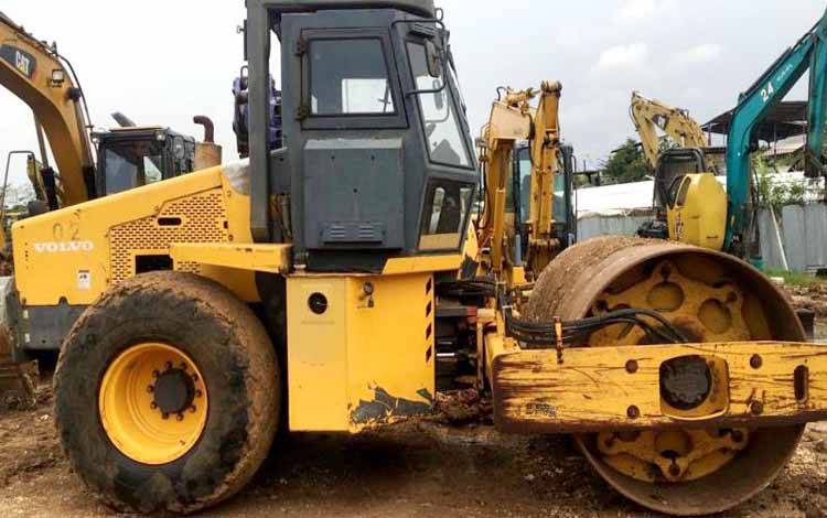 Jalan Rusak Simpang 30 Ditangani Darurat oleh PT BBN dengan Alat Berat