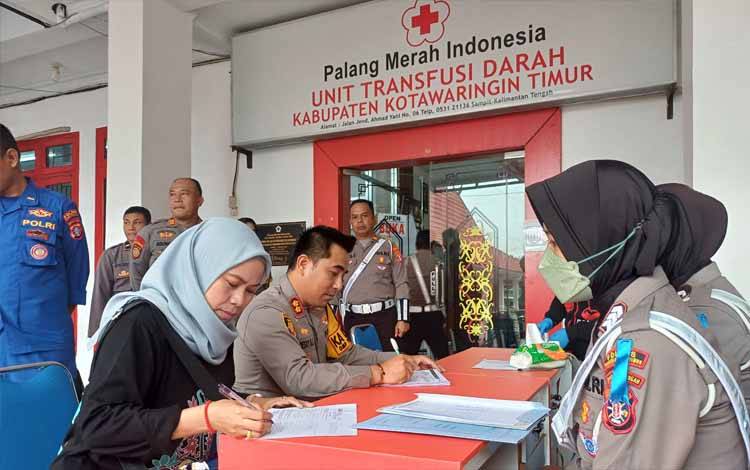 Kegiatan donor darah di PMI Kotawaringin Timur beberapa waktu lalu. (FOTO: DEWIP)