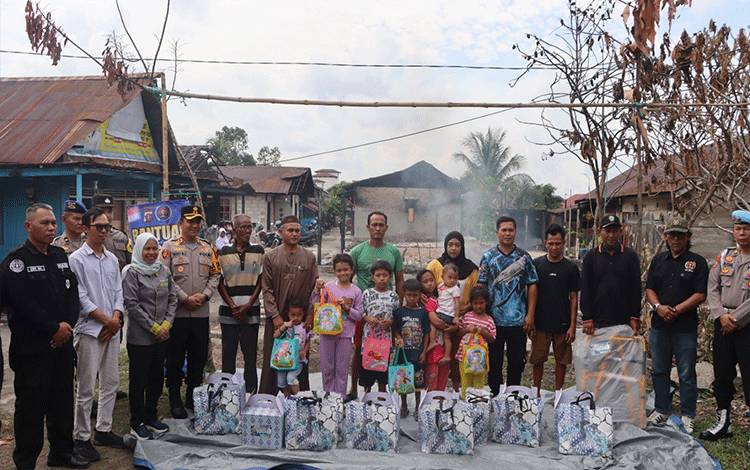 Momen HPN Digunakan Polres dan PWI Kotim untuk Berbagi Kepada Korban Kebakaran di Sampit