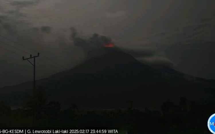 Gunung Lewotobi Laki-laki Erupsi Tiga Kali pada Selasa
