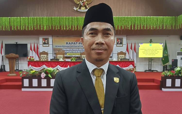 ketua DPRD Pulpis Tandean Indra Bella seusai diwawancara, Selasa, 18 Febuari 2025. ( FOTO : RETHA )?