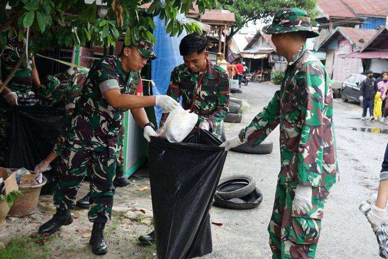 Kodim-Pemko Palangka Raya Bersihkan Sampah Permukiman Peringati HPSN
