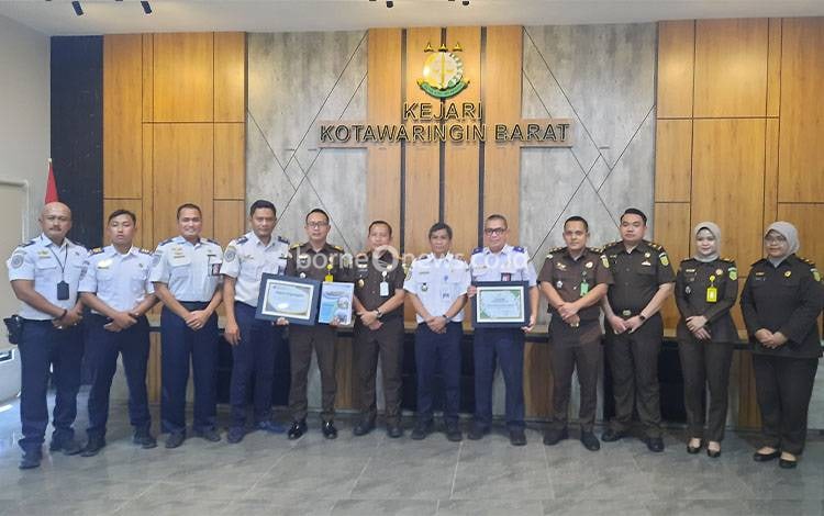 Jajaran Kejari Kobar dan UPBU Iskandar Pangkalan Bun foto bersama, usai melangsungkan kegiatan penyerahan penghargaan. (Foto : DANANG)