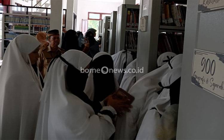 Santri Antusias Kenali Perpustakaan Daerah Pada Wisata Literasi Dispursip Seruyan