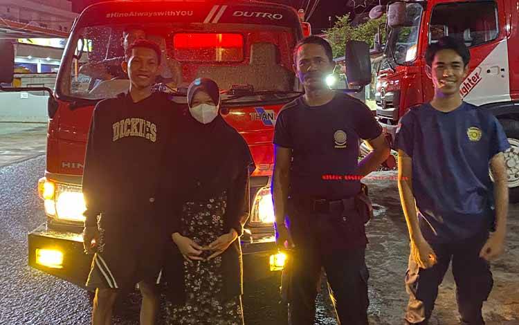 Ibu Hamil Ngidam Naik Mobil Damkar, Petugas di Kuala Pembuang Wujudkan Keinginannya