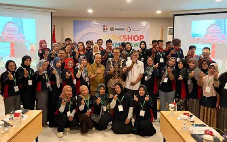 Praktik langsung yang dilakukan para perempuan peserta Workshop Usaha Kecil Menengah dan Koperasi atau UKMK Sawit. (FOTO: Istimewa)