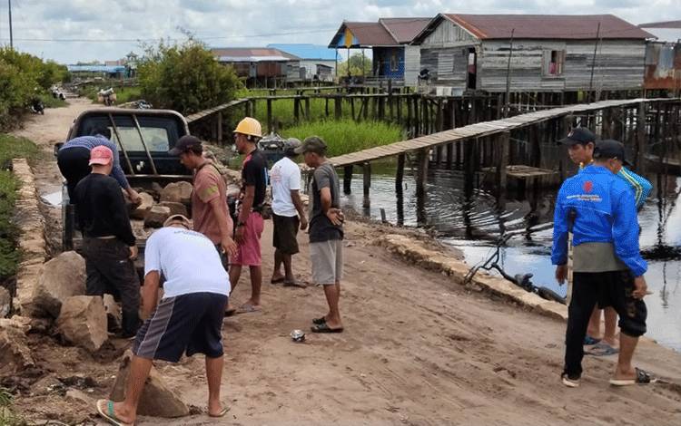 Lurah Bereng Bengkel Pimpin Gotong Royong Perbaiki Jalan Pasca Banjir