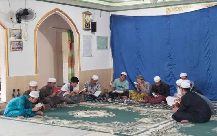 Suasana rumah duka Almarhum guru Hasil (Foto : PATHUR)