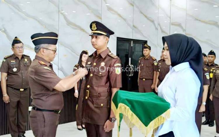 Isi Kesosongan, Kajari Barito Utara Lantik Kasi Intelijen