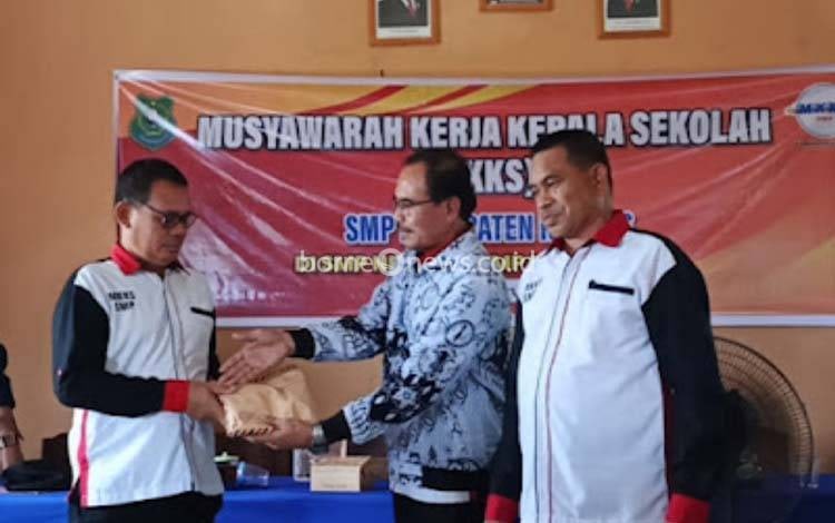 PGRI Kapuas Salurkan Donasi untuk Guru Terdampak Banjir di Kapuas Tengah
