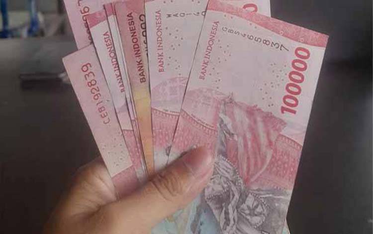 Uang rupiah pecahan Rp100.000. (FOTO: Marini)
